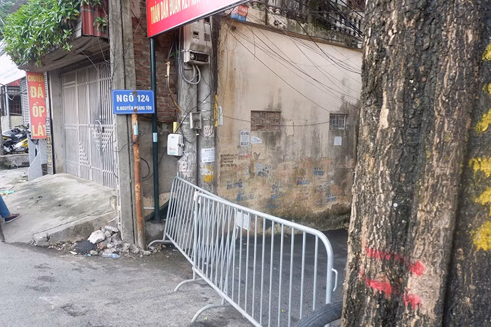 Lực lượng liên ngành dựng rào chắn phong tỏa một số hộ dân trong ngõ 124 Nguyễn Hoàng Tôn đảm bảo công tác phòng chống dịch lây lan.