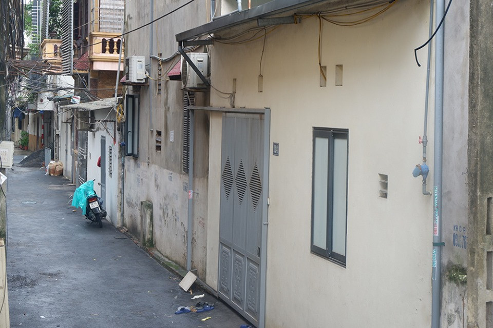 PV ghi nhận tại hiện trường, lực lượng cảnh sát cắm chốt hai chiều đường đảm bảo ngõ 124 Nguyễn Hoàng Tôn được cách ly "nội bất xuất, ngoại bất nhập".