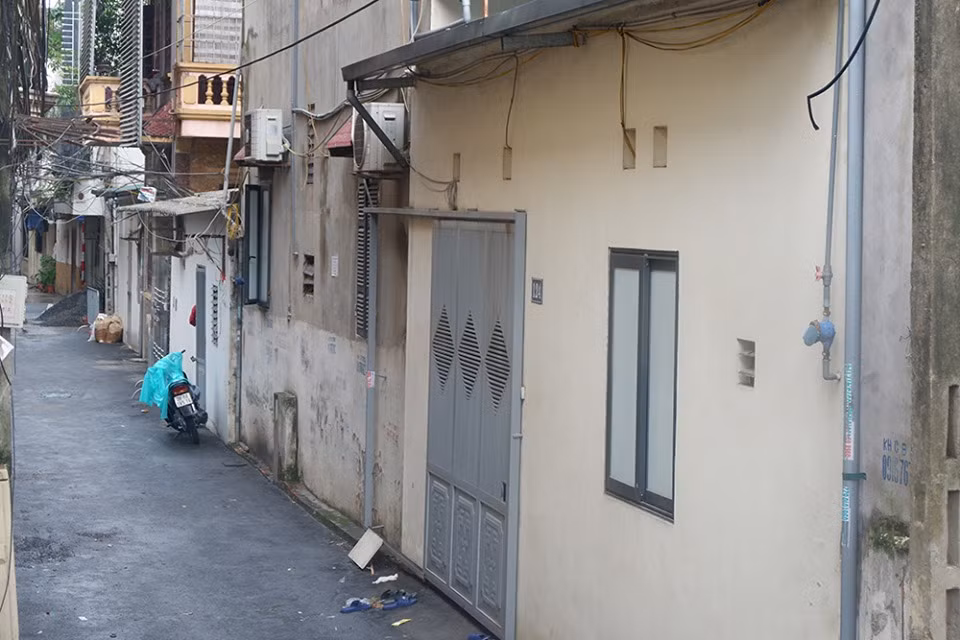 PV ghi nhận tại hiện trường, lực lượng cảnh sát cắm chốt hai chiều đường đảm bảo ngõ 124 Nguyễn Hoàng Tôn được cách ly "nội bất xuất, ngoại bất nhập".