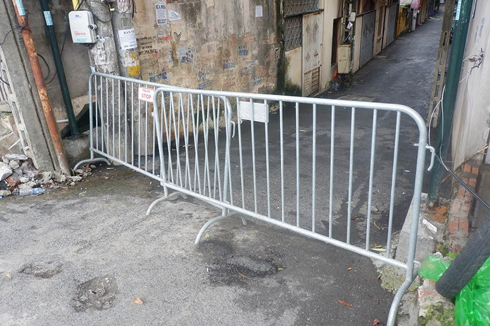 Quang cảnh ngõ 124 sau khi lập chốt phong tỏa, cách ly vắng người đi lại.