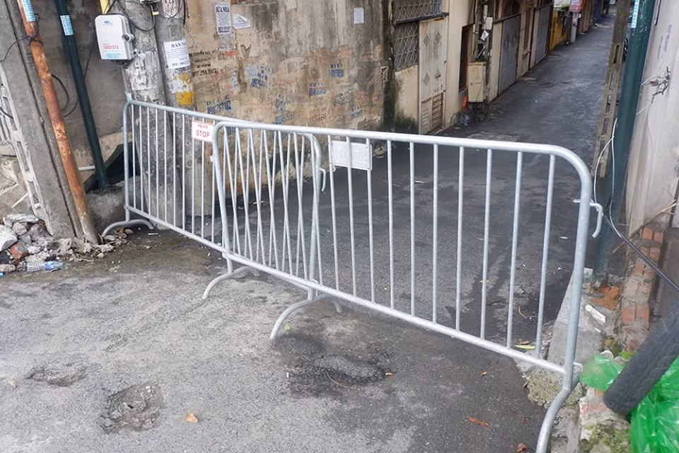 Quang cảnh ngõ 124 sau khi lập chốt phong tỏa, cách ly vắng người đi lại.