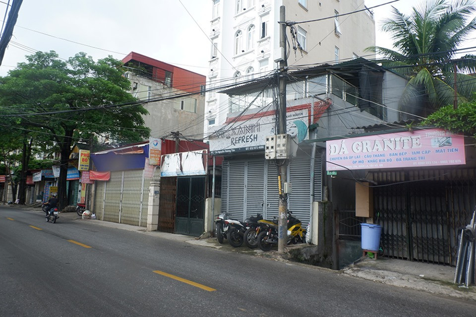 Những ngôi nhà xung quanh ngõ 124 Nguyễn Hoàng Tôn cũng đã đóng cửa