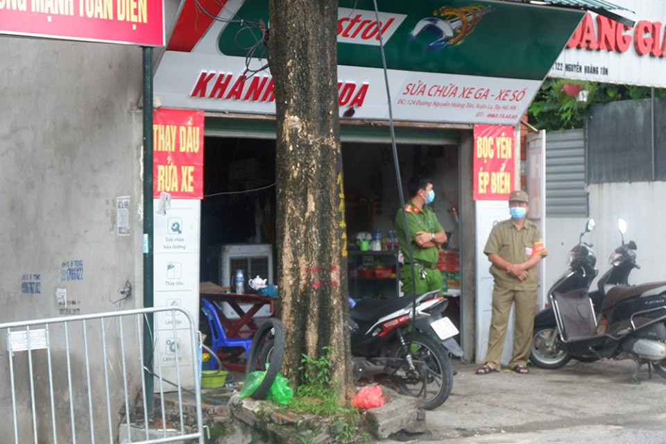 Phía ngoài, lực lượng chức năng cắm chốt đảm bảo cách ly an toàn và không làm ảnh hưởng tới hoạt động bình thường khác.