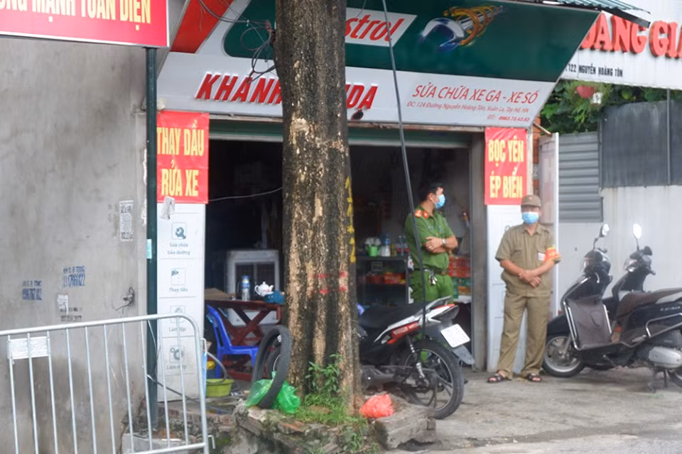 Phía ngoài, lực lượng chức năng cắm chốt đảm bảo cách ly an toàn và không làm ảnh hưởng tới hoạt động bình thường khác.