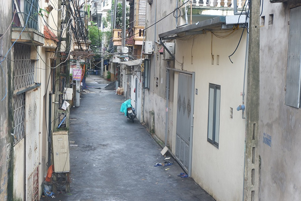 Ngõ 124 Nguyễn Hoàng Tôn vắng bóng người đi lại, các hộ dân ở trong ngõ chỉ ra ngoài nhận tiếp tế nhu phẩm thiết yếu.