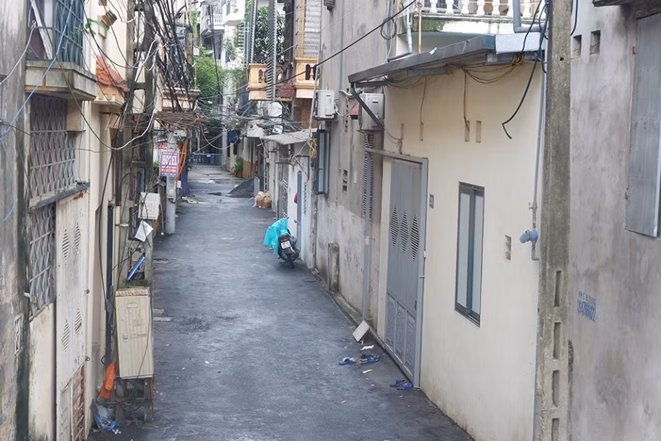 Ngõ 124 Nguyễn Hoàng Tôn vắng bóng người đi lại, các hộ dân ở trong ngõ chỉ ra ngoài nhận tiếp tế nhu phẩm thiết yếu.