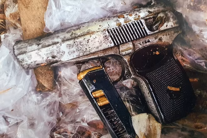 15h10 cùng ngày, Trung đi vào quầy giao dịch số 3 gặp giao dịch viên Vũ Ngọc Quỳnh, đề nghị được rút 900 triệu đồng. Được hướng dẫn, Trung ra lấy số thứ tự rồi ngồi ở hàng ghế chờ và quan sát.