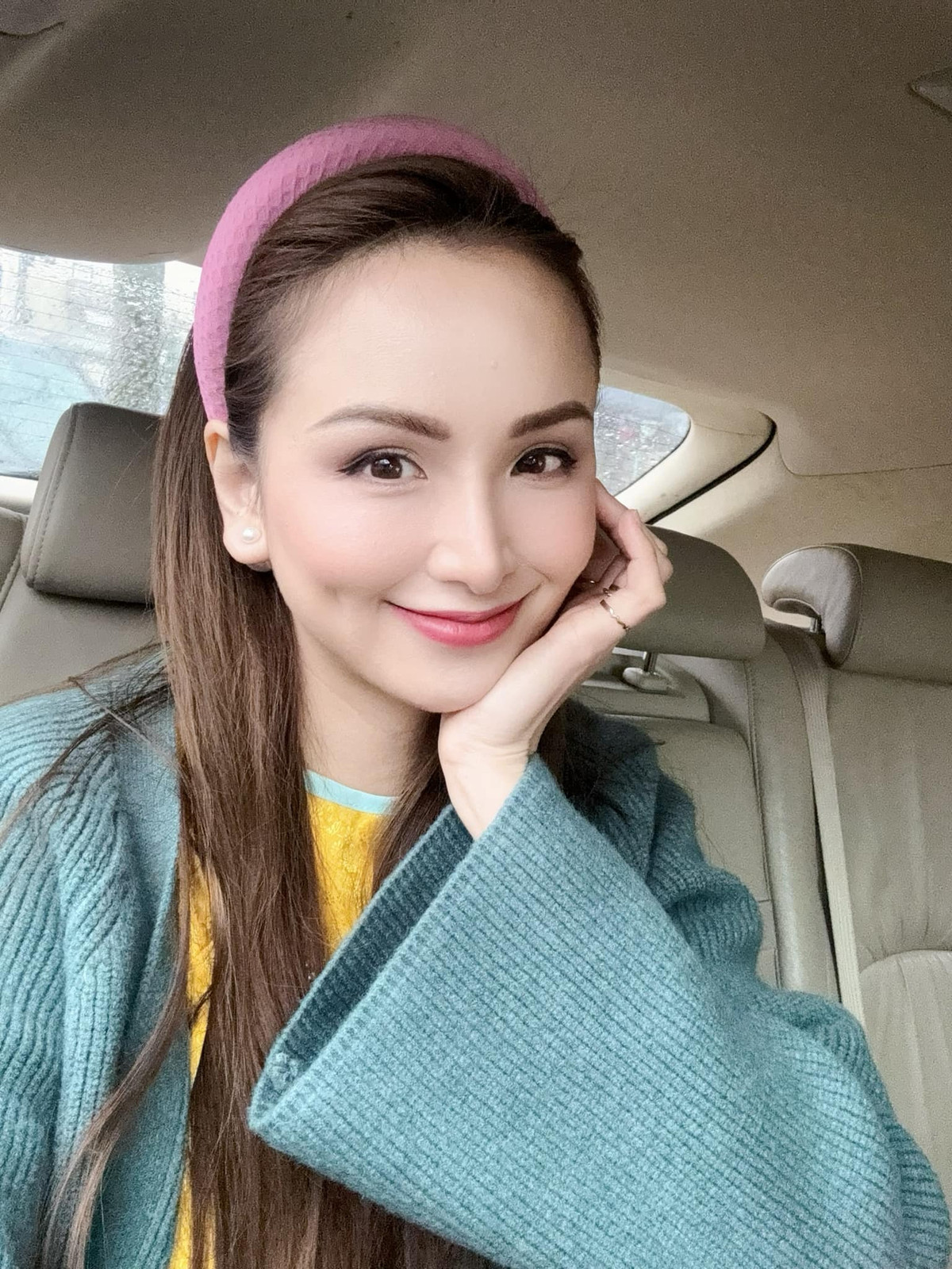 Diễm Hương từng trải qua 2 cuộc hôn nhân. Cô đăng quang Hoa hậu Thế giới người Việt 2010 và đại diện Việt Nam thi Miss Earth 2010 và lọt top 14. Cô cũng góp mặt tại cuộc thi Miss Universe 2012 ở Mỹ nhưng không đạt thành tích.