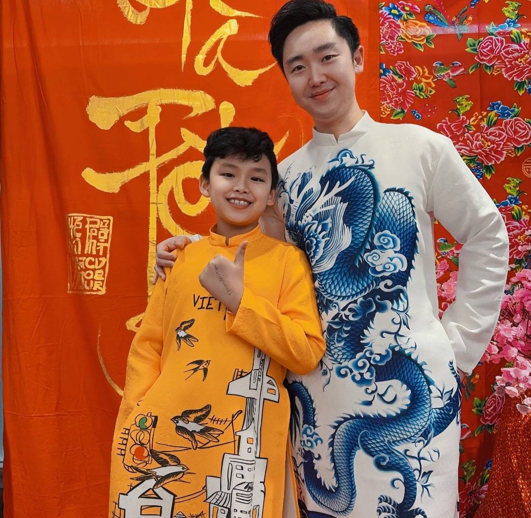 Con trai Diễm Hương mới sang Canada, chưa đi học nên phụ giúp cha mẹ những việc nhỏ trong nhà. Người đẹp mong con trai vượt qua thách thức, sớm hoà nhập môi trường, bạn bè, thầy cô mới.