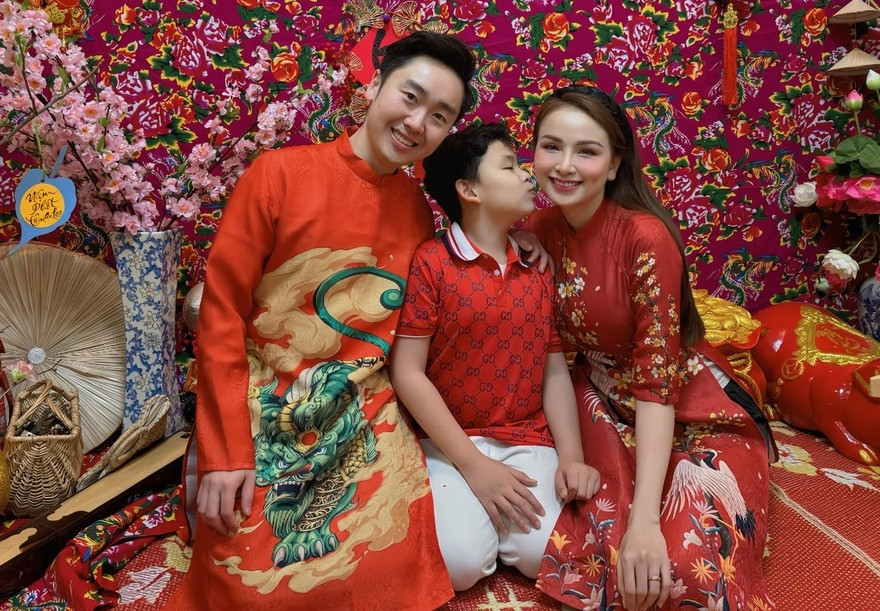 Cặp đôi quen biết nhau 5 năm trước, ông xã yêu đơn phương Diễm Hương từ thời điểm ấy. Khi đó, cô cũng không để ý đến tình cảm của đối phương. Chồng Việt kiều âm thầm theo dõi Hoa hậu Diễm Hương qua các nền tảng mạng xã hội. Anh bắt chuyện bằng cách tương tác với người đẹp trên trang cá nhân. Họ hào hứng mỗi khi trò chuyện, bình luận về bóng đá.