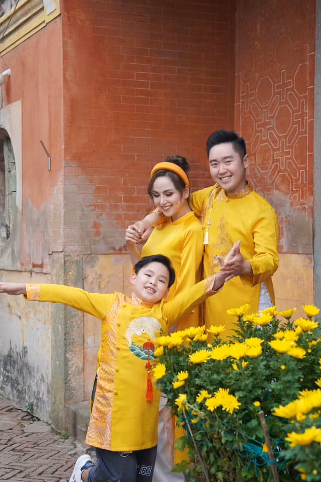 Vợ chồng Diễm Hương duy trì lối sống giản dị. Ông xã làm việc ở công ty còn người đẹp phát triển lĩnh vực phun xăm, chăm sóc sắc đẹp. Tổ ấm của cô có 3 người cùng hỗ trợ, san sẻ với nhau, mỗi thành viên một công việc.