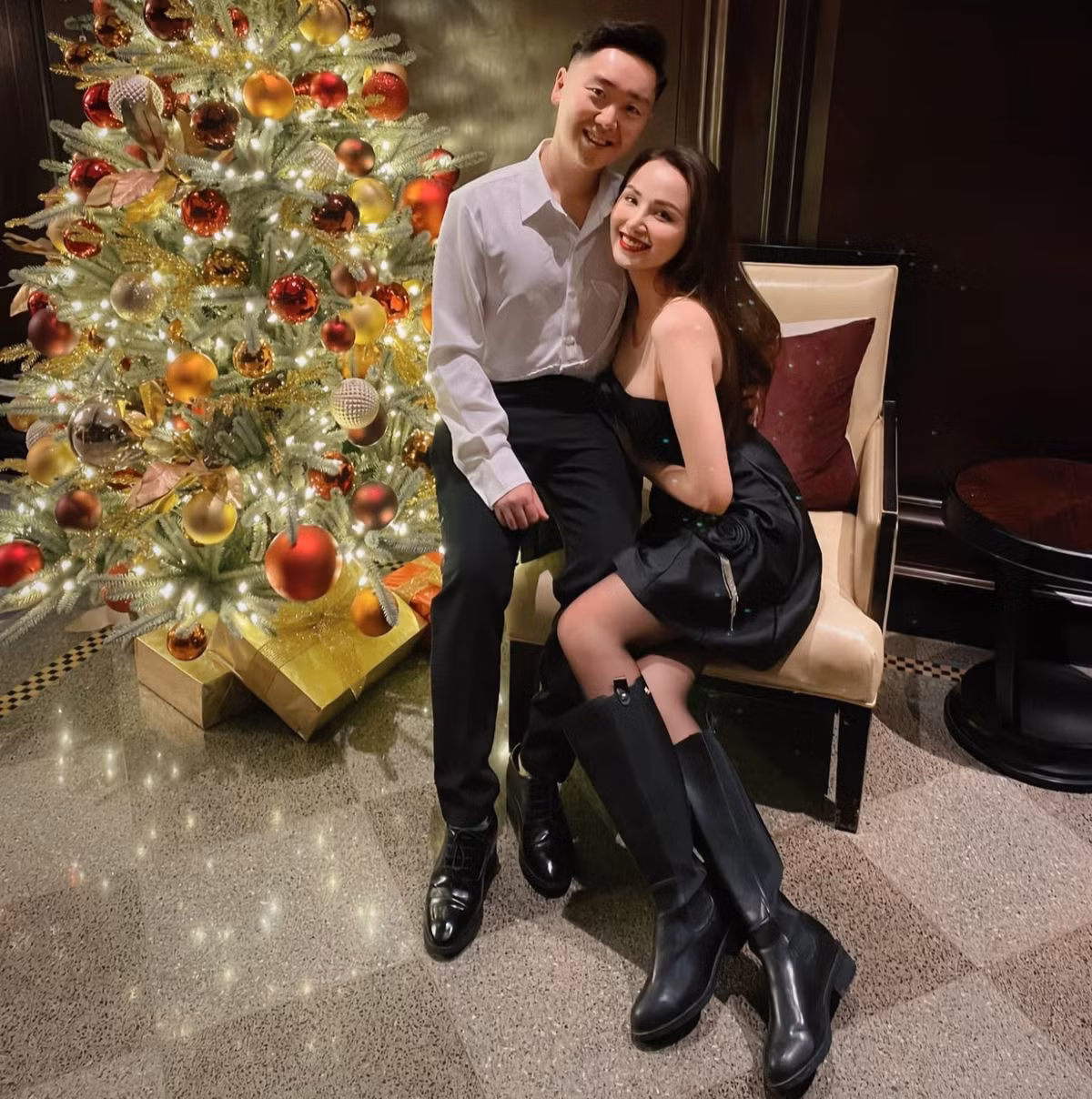 Người đẹp chia sẻ khoảnh khắc được chồng tặng hoa, đưa đi hẹn hò. Cô và ông xã thường xuyên đi du lịch nhiều nơi. Cặp đôi dành thời gian chụp ảnh cưới, hưởng tuần trăng mật trước hôn lễ. Cả hai quyết định ra nước ngoài định cư để ông xã của cô nhận công tác tại Canada.