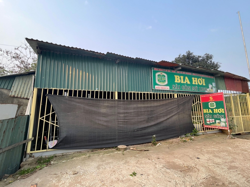 "Nhiều lúc đi ngang qua đoạn đường này có một số ô tô, xe máy bất ngờ từ các các quán ăn, nước giải khát... đi ra khiến người đi xe máy, ô tô phải phanh gấp rất nguy hiểm, nếu sơ ý không quan sát rất dễ xảy ra tai nạn" - anh Nguyễn L. - một người dân chia sẻ.