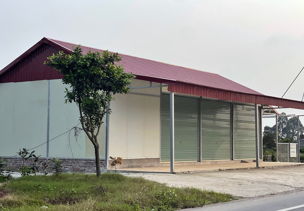 Thế nhưng, thực tế quan sát, nhiều công trình tại khu vực phản ánh đã được xây dựng cấp 4 kiên cố, sát mặt đường. Rất khó để có thể tin rằng, những ngôi nhà này được sử dụng để "úm gà" như thông tin mà vị cán bộ địa chính - xây dựng - TN&amp;MT xã Yên Giả (thị xã Quế Võ) cung cấp cho Pv.