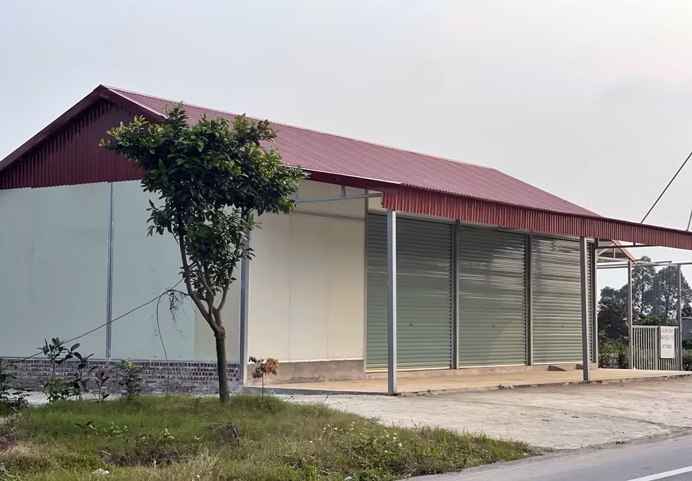 Thế nhưng, thực tế quan sát, nhiều công trình tại khu vực phản ánh đã được xây dựng cấp 4 kiên cố, sát mặt đường. Rất khó để có thể tin rằng, những ngôi nhà này được sử dụng để "úm gà" như thông tin mà vị cán bộ địa chính - xây dựng - TN&amp;MT xã Yên Giả (thị xã Quế Võ) cung cấp cho Pv.