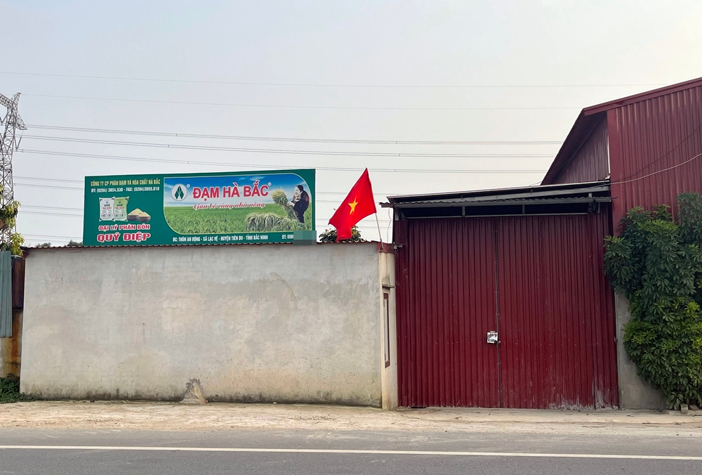 Nhiều công trình ở khu vực này xây dựng sát với hành lang bảo vệ an toàn đường bộ, tiềm ẩn nguy cơ tai nạn cao.