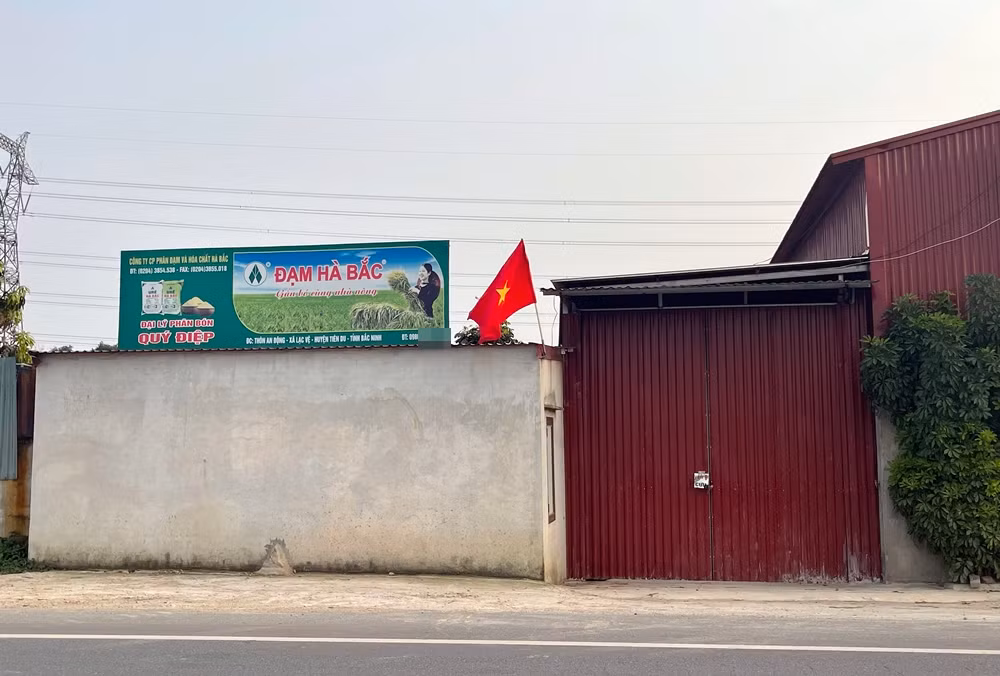 Nhiều công trình ở khu vực này xây dựng sát với hành lang bảo vệ an toàn đường bộ, tiềm ẩn nguy cơ tai nạn cao.