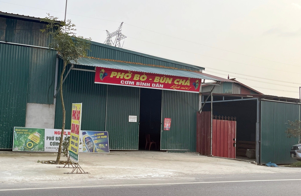 Ghi nhận của phóng viên (Pv) những ngày đầu tháng 3/2024 cho thấy, dọc đoạn đường nối từ Ql38 chạy qua thôn An Động (xã Lạc Vệ), nhiều người có dấu hiệu lấn chiếm đất nông nghiệp xây dựng các công trình lợp mái tôn để mở các dịch vụ kinh doanh ăn uống, làm điểm dừng chân cho khách qua đường.