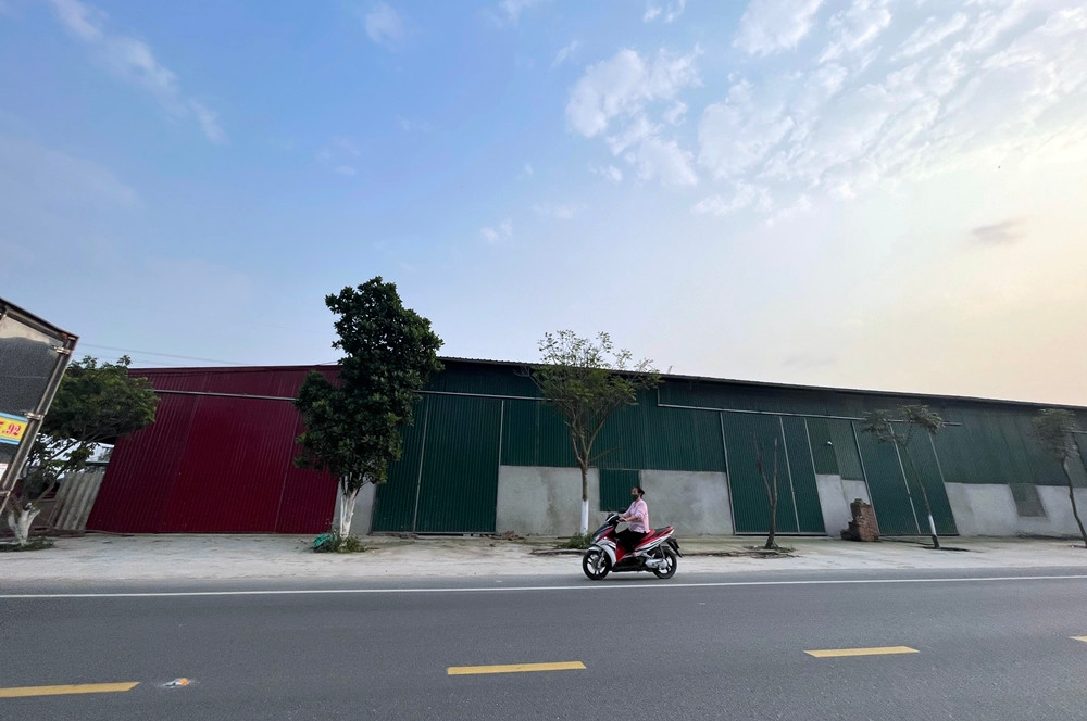 Tuy nhiên theo phản ánh của người dân, khi một số tuyến đường mới ở Bắc Ninh được xây dựng đã xuất hiện tình trạng nhiều công trình “ăn theo”, “mọc” kiên cố, tạm bợ trái phép, có dấu hiệu sử dụng sai mục đích đất. Điển hình, dọc đường nối từ Quốc lộ 38 (Ql38) chạy qua thôn An Động (xã Lạc Vệ, huyện Tiên Du) và xã Yên Giả (thị xã Quế Võ, Bắc Ninh) đến địa phận phường Bồng Lai (thị xã Quế Võ).