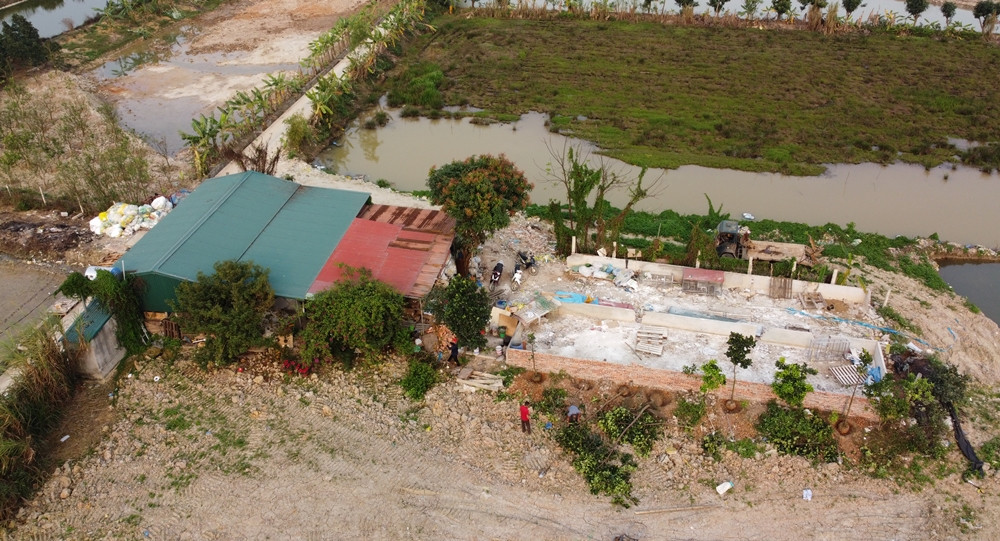Trước tình trạng sử dụng có dấu hiệu sai mục đích đất diễn ra dọc đường nối từ Ql38 chạy qua xã Lạc Vệ (huyện Tiên Du) và xã Yên Giả (thị xã Quế Võ), Báo Tri thức và Cuộc sống đề nghị UBND tỉnh Bắc Ninh sớm chỉ đạo các đơn vị liên quan làm rõ, xử lý nghiêm vi phạm (nếu có).