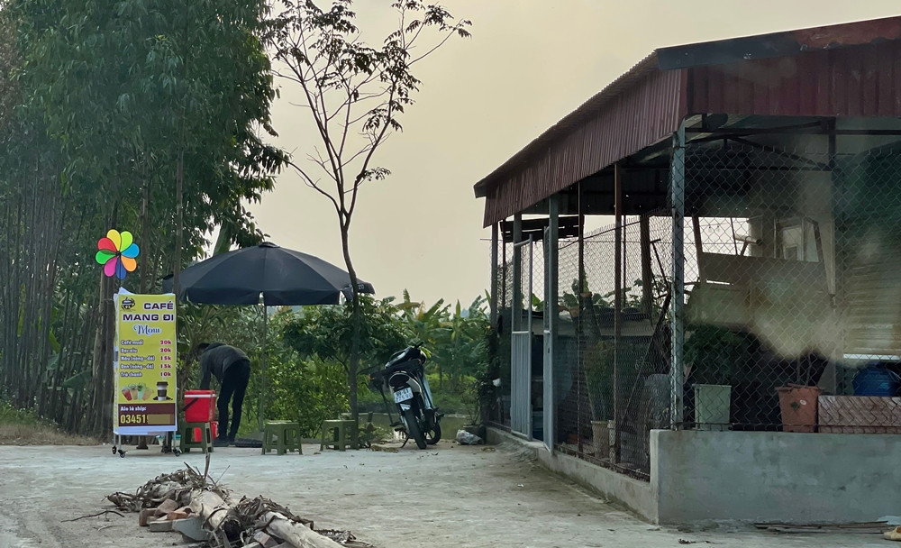 Thời điểm PV ghi nhận, trước cửa một số ngôi nhà có người dân còn xếp ghế để kinh doanh cà phê. Dù vậy, cán bộ địa chính - xây dựng - TN&amp;MT xã Yên Giả vẫn khẳng định, những công trình này xây dựng để nuôi nhốt gà, đất đã được phép chuyển đổi mục đích sử dụng từ trồng lúa sang vườn ao chuồng, nhưng lại không cung cấp cho Pv bất kỳ giấy tờ, hay văn bản liên quan nào.