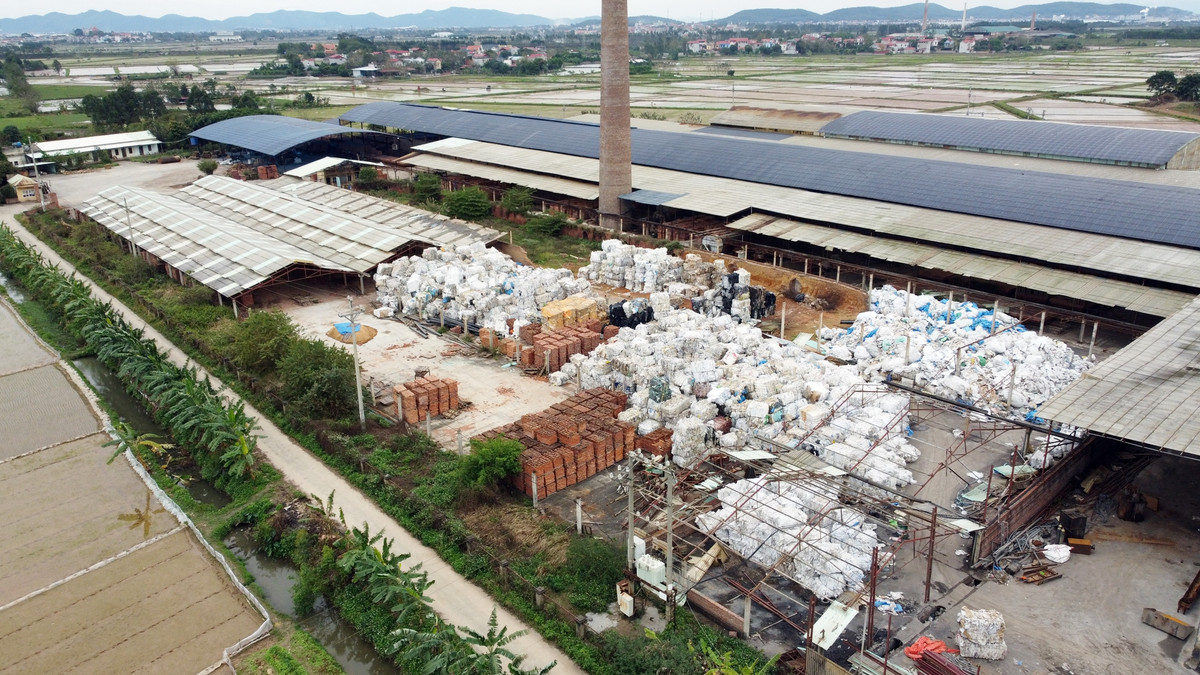 Nha may gach tap ket phe lieu: Chu tich thi xa Que Vo noi gi?