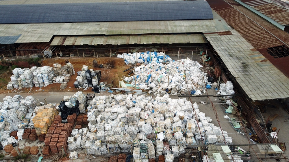 Bac Ninh: “Ho bien” dat nha may gach thanh noi tap ket phe lieu-Hinh-2