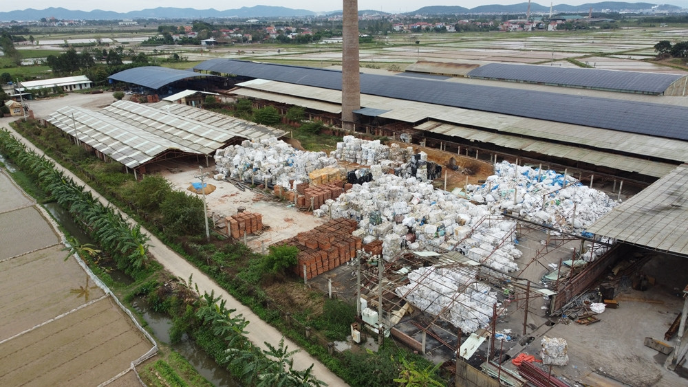 Bac Ninh: “Ho bien” dat nha may gach thanh noi tap ket phe lieu