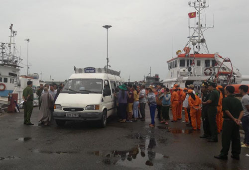 Nhiều người thân của các nạn nhân tử nạn trong vụ chìm tàu vô cùng đau đớn khi đón nhận thi thể các thuyền viên.