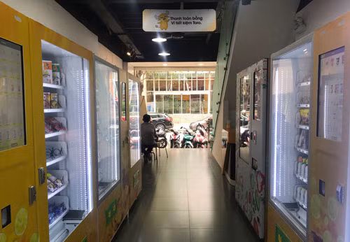 Cửa hàng tiện lợi không người bán trưng bày đầy ấp hàng hóa. Khách sẽ tự phục vụ từ A đến Z.