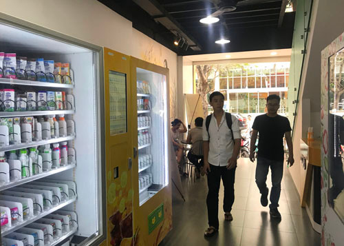 Nhiều người dân, đặc biệt là giới trẻ rất háo hức với cửa hàng tiện lợi không người bán đầu tiên ở TP.HCM.