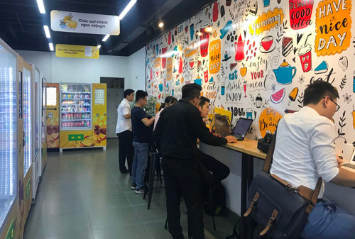 Sau gần 10 ngày khai trương, cửa hàng thu hút rất đông giới trẻ là các bạn học sinh, sinh viên, nhân viên văn phòng…