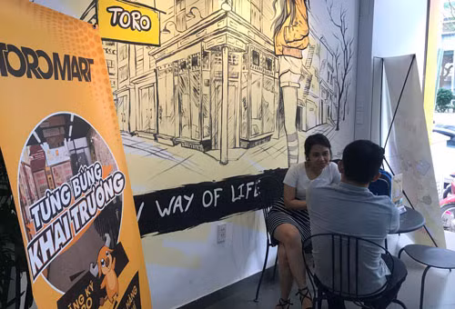 Chỉ có duy nhất một nhân viên hướng dẫn khách ở cửa hàng.