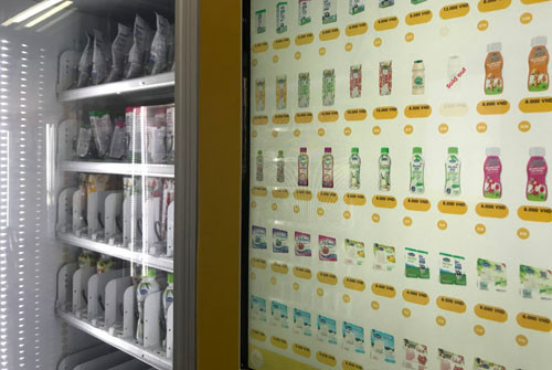 Người mua chỉ cần lựa chọn sản phẩm trên màn hình cảm ứng (có ghi giá tiền cụ thể tương ứng cho từng sản phẩm) rồi thực hiện giao dịch.