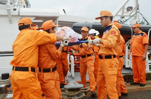 Bàn giao thi thể 2 thuyền viên vừa tìm được từ vụ chìm tàu Bình Định mang số hiệu BĐ-30366 TS.