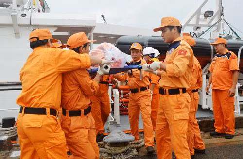 Bàn giao thi thể 2 thuyền viên vừa tìm được từ vụ chìm tàu Bình Định mang số hiệu BĐ-30366 TS.