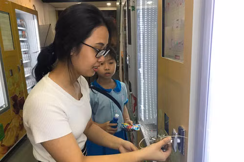 Nhân viên duy nhất tại cửa hàng phải can thiệp xử lý sự cố.