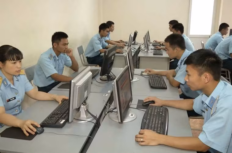 Học viên tra cứu tài liệu tại thư viện điện tử, tìm kiếm thông tin về các loại khí tài phòng không thế hệ mới.