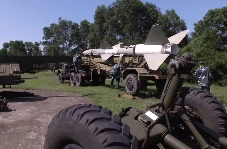 Học viên sĩ quan phòng không Việt Nam thực hành đưa đạn tên lửa SA-2 từ xe chở vào bệ phóng.