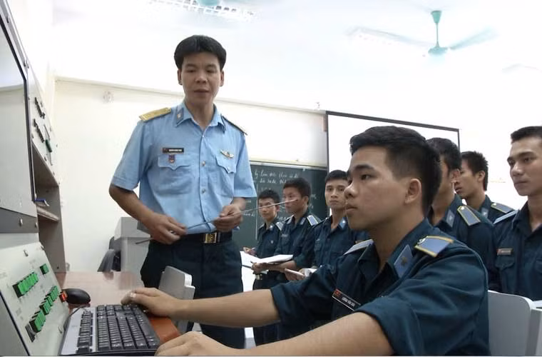 Các học viên sĩ quan chăm chú nghi chép và thực hành trực tiếp trên thiết bị.