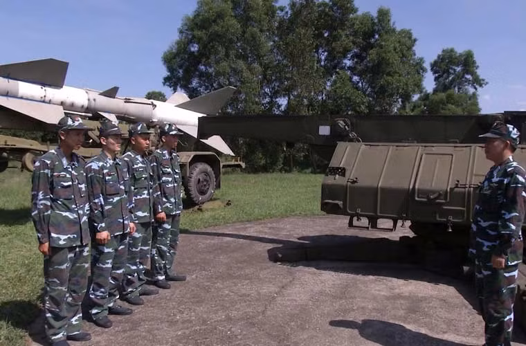 Các học viên sĩ quan phòng không được thực hành trên các loại khí tài tên lửa đất đối không từ đơn giản cho đến hiện đại.