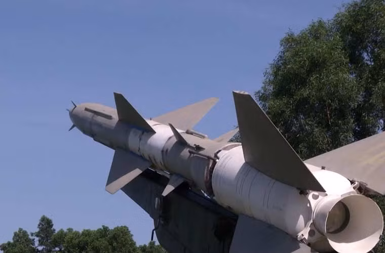 Tên lửa SA-2 đã được cố định chắc chắn trên bệ phóng, sẵn sàng bay lên tiêu diệt các mục tiêu bay trên không.