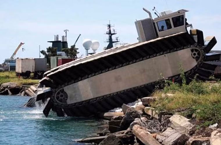 Thiết kế này cũng giúp UHAC đổ bộ lên các bờ biển có địa hình phức tạp, kể cả đầm lầy và khả năng vượt chướng ngại vật có độ cao tới 3m.