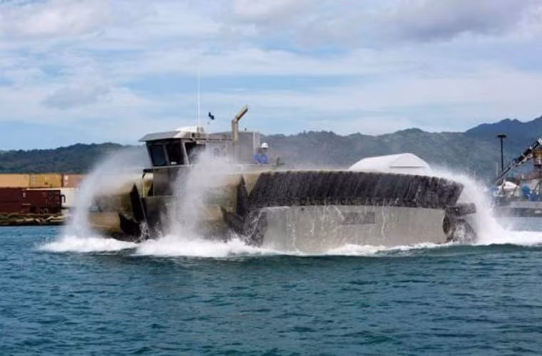 Tàu đổ bộ UHAC có khả năng di chuyển trên biển trong điều kiện sóng tới cấp 3 với tầm hoạt động 200 hải lý.