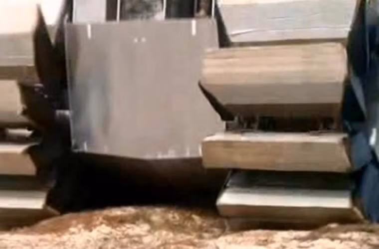 Tàu đổ bộ UHAC sử dụng hệ thống bánh xích đặc biệt với các mắt xích bơm đầy không khí.