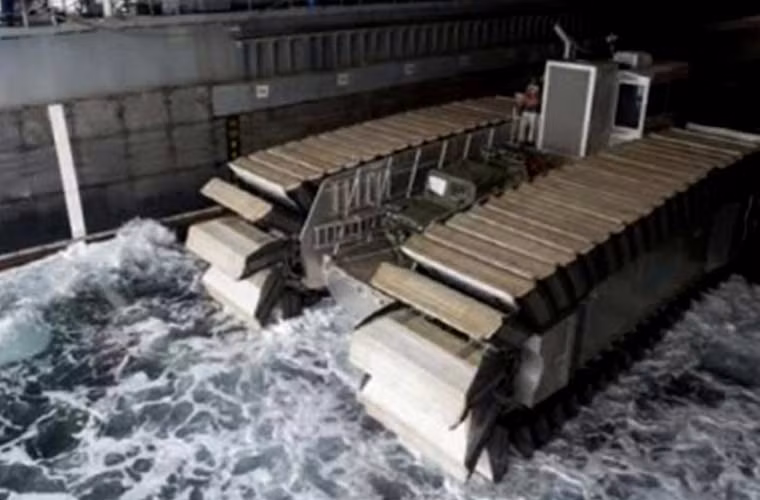 Mẫu tàu đổ bộ UHAC đang trong giai đoạn thử nghiệm đồng loạt. Các nhà thiết kế mới chỉ đưa ra mẫu thử nghiệm có chiều dài 12,8m, rộng 8m và cao 5,2m.