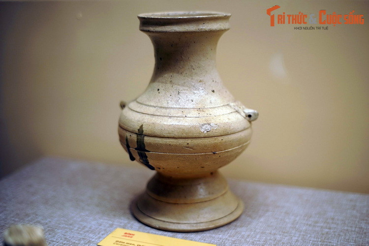 Bình gốm men niên đại thế kỷ 2-3, đồ tùy táng trong một ngôi mộ Hán cổ ở miền Bắc Việt Nam, hiện vật của Bảo tàng Lịch sử quốc gia. Mộ Hán là loại hình mai táng đặc trưng ở Việt Nam đầu thời Bắc thuộc, khoảng thế kỷ 1-3 SCN.