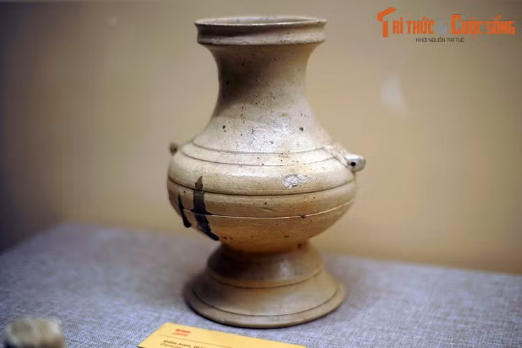 Bình gốm men niên đại thế kỷ 2-3, đồ tùy táng trong một ngôi mộ Hán cổ ở miền Bắc Việt Nam, hiện vật của Bảo tàng Lịch sử quốc gia. Mộ Hán là loại hình mai táng đặc trưng ở Việt Nam đầu thời Bắc thuộc, khoảng thế kỷ 1-3 SCN.