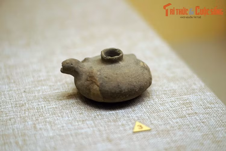 Lọ gốm hình rùa, thế kỷ 3-4. Mặc dù có nhiều tin đồn được lưu truyền về "kho báu khổng lồ" trong các mộ Hán, thực tế cho thấy hiện vật trong các ngôi mộ này chủ yếu làm bằng gốm, sành, sứ, đôi khi có đồ đồng, không có các vật liệu quý như vàng, bạc, ngọc...