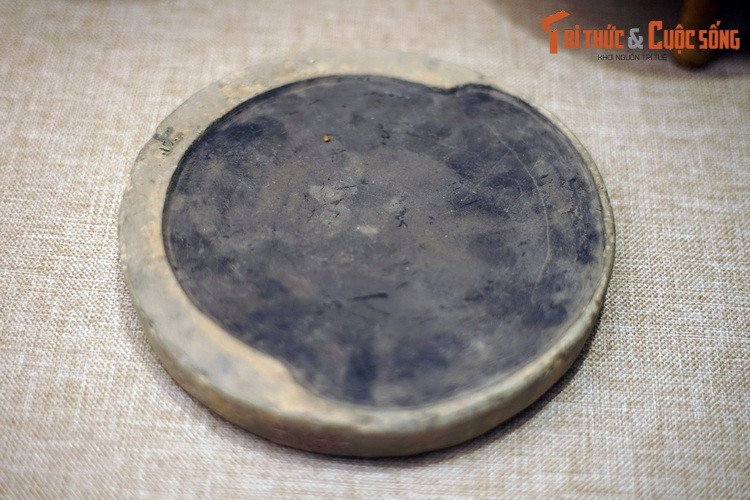 Nghiên mực người quá cố từng sử dụng, thế kỷ 2-3. Có thể nói, các hiện vật tìm được trong mộ Hán phản ánh một giai đoạn lịch sử của nền văn hóa Việt, cần phải được gìn giữ và bảo tồn.